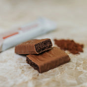 En bruten hemjärnsbar på marmor som visar hur insidan och konsistensen är