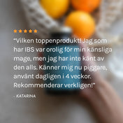 Suddig på bild på en burk Feméa hemjärnskapslar med ett citat från en nöjd kund som säger att det är en toppenprodukt som har fungerat bra för hennes känsliga mage med IBS och att hon verkligen rekommenderar dem