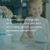 Glada barn i kök som bakar med hemjärnspulver och ett citat från en nöjd kund som säger att hon är supernöjd och tycker det är ett smidigt sätt att få i barnen extra järn och att det är enkelt att tillsätta i gröt, smoothie, pannkakor, bakverk