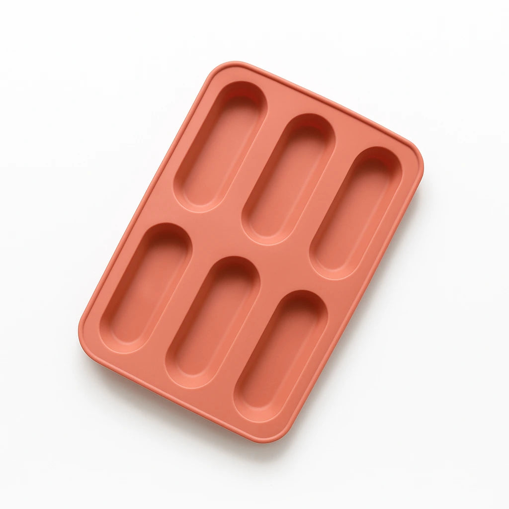 Framsida av form i silikon till grötpinnar för barn i färgen soft terracotta