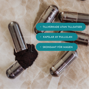 Flera kapslar på marmor med texter som beskriver produkten som skonsam för magen, har kapslar av pullulan och är tillverkad utan tillsatser. En kapsel är öppen och visar innehåller som är 100% naturligt hemjärn. 