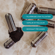 Flera kapslar på marmor med texter som beskriver produkten som skonsam för magen, har kapslar av pullulan och är tillverkad utan tillsatser. En kapsel är öppen och visar innehåller som är 100% naturligt hemjärn. 