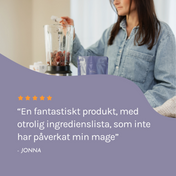 Kvinna häller feméa hemjärnspulver i en mixer inför en järnrik smoothie med ett recensionscitat från en nöjd kund som säger att det är en fantastiskt produkt med otrolig ingredienslista som inte har påverkat hennes mage