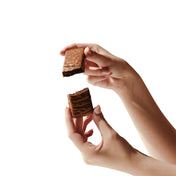 Två händer som bryter en hemjärnsbar och visar hur gott och bra innehållet är