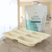 Form i silikon för grötpinnar i ljus sand tillsammans med en påse mini ferrum hemjärnspulver för barn i ett kök