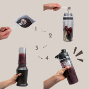 4 steg hur man häller i en skopa Feméa hemjärnspulver i en smoothie för att skapa ett skonsamt järntillskott